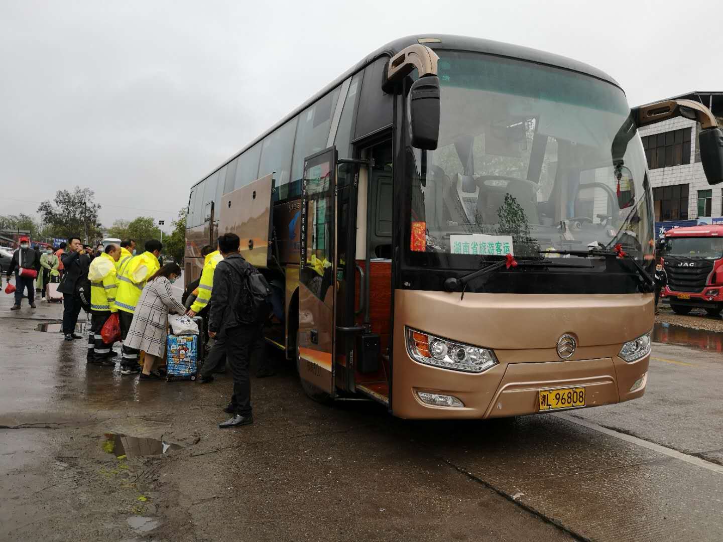 郴汽集團緊急疏散轉(zhuǎn)運T179次列車旅客